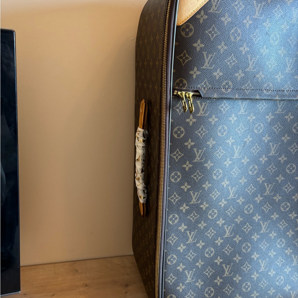 Authentic Louis Vuitton pegase 65 monogram suitca… - image 4
